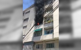 Căn hộ chung cư Sài Gòn bốc cháy giữa trưa