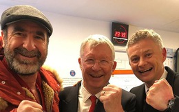 Ngài Alex Ferguson và Cantona chia vui cùng Solskjaer ở phòng thay đồ