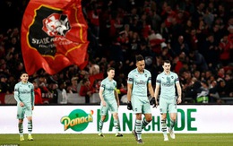 Mất người, Arsenal thảm bại trên đất Pháp