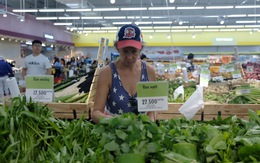 Khách Tây chuộng rau bọc bằng lá chuối trong siêu thị