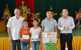 Khen thưởng người cứu hai em nhỏ bị sóng biển cuốn ở Quảng Bình