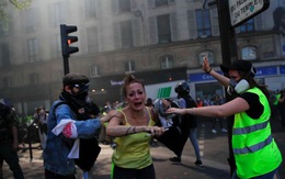 Người biểu tình áo vàng đụng độ cảnh sát Paris