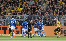 2 thẻ đỏ, 4 bàn thua, Dortmund rời xa chức vô địch