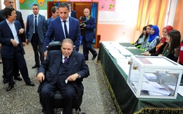 Tổng thống Algeria ra đi vì sức ép biểu tình mạnh mẽ của dân chúng