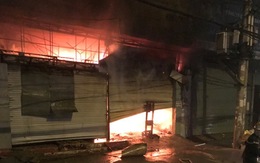 Cháy kho chứa hàng hóa trong đêm ở Thủ Đức