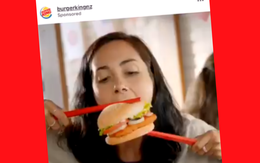 Quảng cáo ăn burger bằng đũa bị ném đá tơi tả