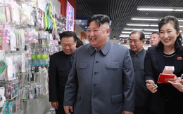 Ông Kim Jong Un tươi cười đi thăm trung tâm hàng xịn