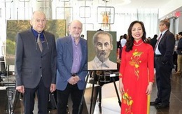 Họa sĩ Canada vẽ chân dung Chủ tịch Hồ Chí Minh