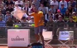 Video tay vợt Úc Nick Kyrgios ném vợt, quăng ghế, đá chai nước