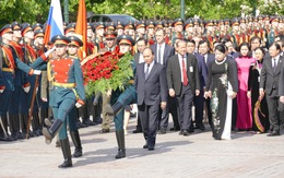 Video: đội quân danh dự Nga diễu binh chào mừng Thủ tướng Nguyễn Xuân Phúc