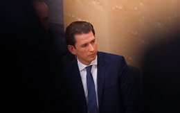 Thủ tướng trẻ tuổi, điển trai của Áo mất chức