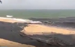 Du khách kinh hoàng chứng kiến dòng nước đen ngòm đổ ra biển Phú Quốc