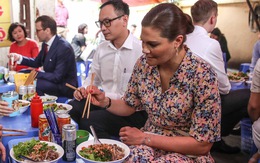 Công chúa kế vị Thụy Điển ăn bún bò vỉa hè, đội nón lá Việt Nam