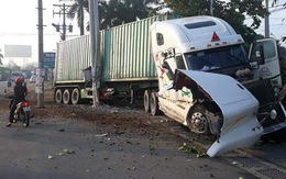 Xe container va chạm xe con trên quốc lộ 22, 5 người tử nạn