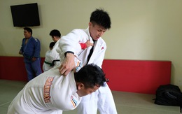 Lính thủy Nhật vật Judo với vận động viên Việt