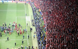Khoảnh khắc Liverpool ăn mừng vô địch, CĐV Tottenham "bỏ rơi" đội nhà