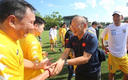 HLV Park Hang Seo đá bóng với các nhà báo thể thao Hà Nội