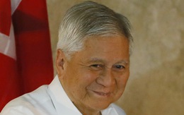 Cựu ngoại trưởng Philippines bị làm khó ở sân bay Hong Kong