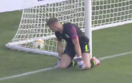 Video thủ môn U21 Anh thành trò cười với pha bắt hụt bóng tệ hại