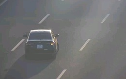 Video xe con chạy lùi khiến xe bồn loạng choạng trên cao tốc