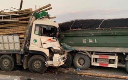 Xe tải tông nhau trên cầu Thanh Trì, hai người tử vong