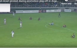 Video cầu thủ 'ngồi lì trên sân' phản đối trọng tài ở Argentina