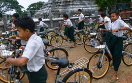 'Tái chế' hơn 10.000 chiếc xe đạp tặng học sinh nghèo