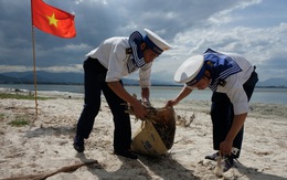 4.000 cán bộ, chiến sĩ hải quân cùng nhau làm sạch biển Cam Ranh