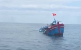 Cứu 4 phụ nữ và 2 trẻ em trên tàu cá bị chìm giữa biển Quảng Ngãi