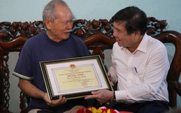 Chủ tịch UBND TP.HCM thăm, tặng quà người cao tuổi