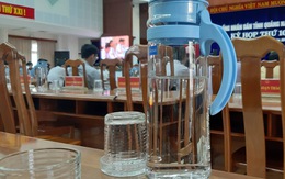 Quảng Nam: Bắt đầu dùng bình thủy tinh thay cho chai nhựa trong kỳ họp