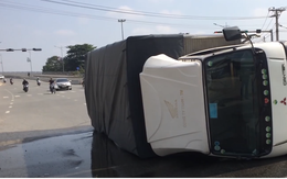 Video: Xe tải chở 3000 lít hóa chất lật nhào ở Đồng Nai