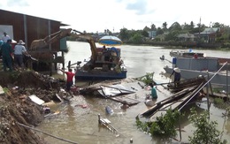 Video: 5 căn nhà đổ sập xuống sông ở Đồng Tháp
