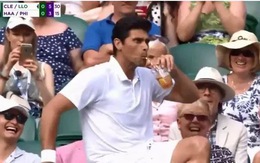 Khoảnh khắc siêu hài, Philippoussis 'cướp' ly trà đào của khán giả ở Wimbledon 2019