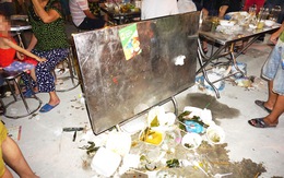Khách dự Festival văn hóa ẩm thực du lịch quốc tế đi trên rác, ăn cạnh rác