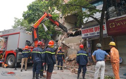 Nhà hai tầng trên phố cổ Hà Nội bất ngờ đổ sập lúc sáng sớm