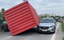 Kinh hoàng thùng container rơi đè ôtô trên đường dẫn cao tốc