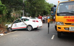 Taxi tông mạnh khiến xe máy vỡ nát, hai cô cháu văng ra đường tử vong