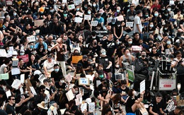 Người biểu tình Hong Kong ra sân bay tuyên truyền cho du khách