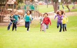 Trẻ vận động sao cho tăng cường cơ bắp, xương chắc khoẻ?