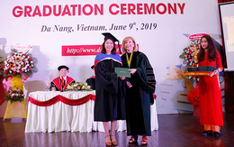 Sinh viên Duy Tân nhận bằng tốt nghiệp của ĐH Keuka, Mỹ