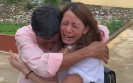 Video: Cảm động giây phút anh trai gặp lại em gái sau 22 năm thất lạc