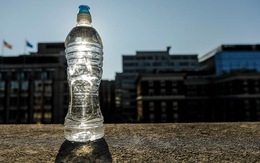 Chai nhựa có thể trở nên không an toàn nếu bị để ngoài trời nóng