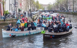 Độc đáo du lịch trên kênh và 'câu' rác thải nhựa ở Hà Lan