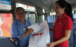 Trao quà cho nữ tiếp viên xe buýt ‘đòi’ cho khách mượn 1 triệu