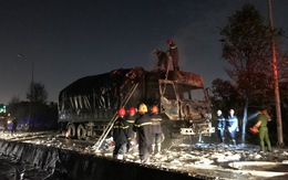 Xe tải bất ngờ bốc cháy dữ dội trong đêm trên đường Võ Chí Công
