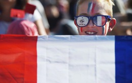 Pháp buộc treo cờ Pháp và cờ EU ở các lớp học