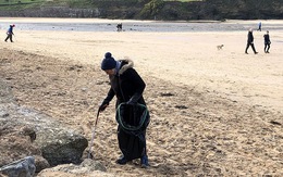 Nữ 'chiến binh rác' 70 tuổi dọn rác 52 bãi biển