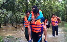 Giải cứu 6 người mắc kẹt trên cù lao Ba Lềnh do nước lũ