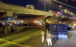 Thùng container rớt ở gầm cầu vượt Linh Xuân, nhiều người may mắn thoát chết